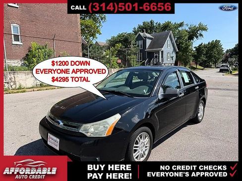 Used 2010 Ford Focus SE FWD image 1