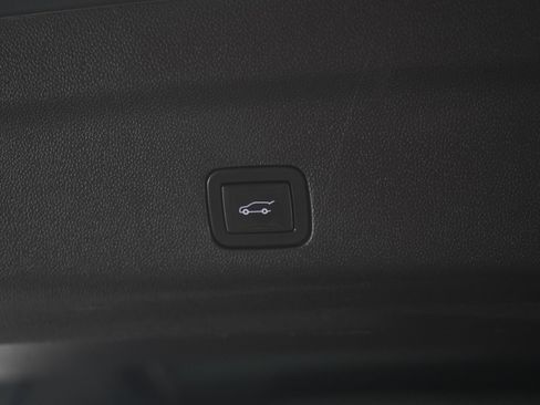 Used 2021 Chevrolet Suburban Z71 w/ Z71 Off-Road Package AWD/4WD image 19