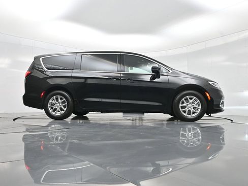 New 2026 Chrysler Pacifica Select image 40