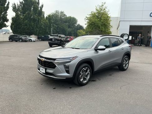 Used 2025 Chevrolet Trax LT FWD image 8