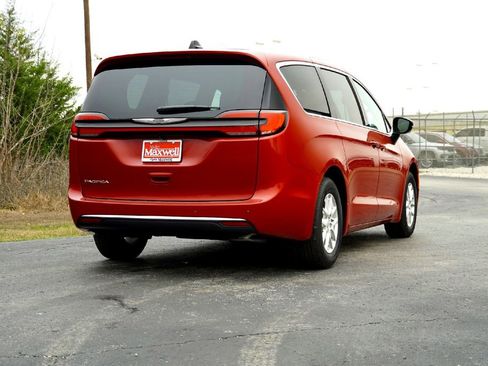 New 2026 Chrysler Pacifica Select image 6