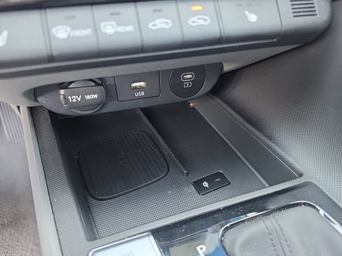 Used 2025 Hyundai Elantra SEL FWD image 19