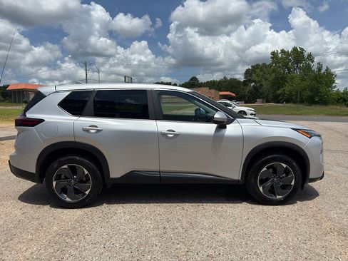 Used 2025 Nissan Rogue SV AWD/4WD image 14