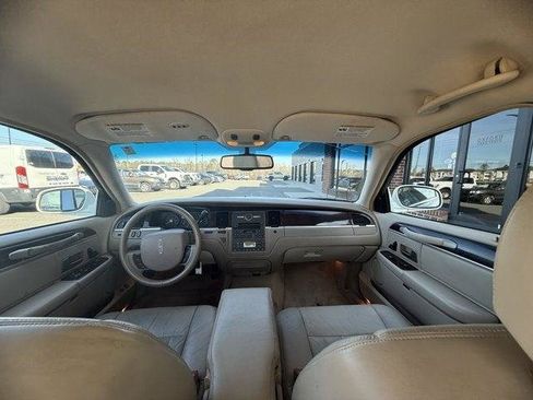 Used 2006 Lincoln Town Car Signature RWD image 15
