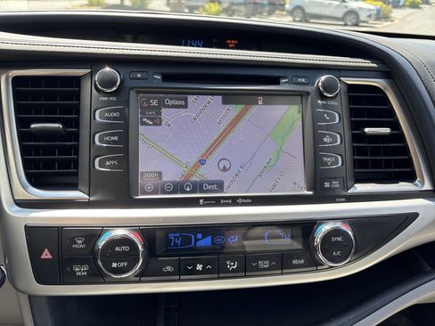 Used 2019 Toyota Highlander XLE AWD/4WD image 40