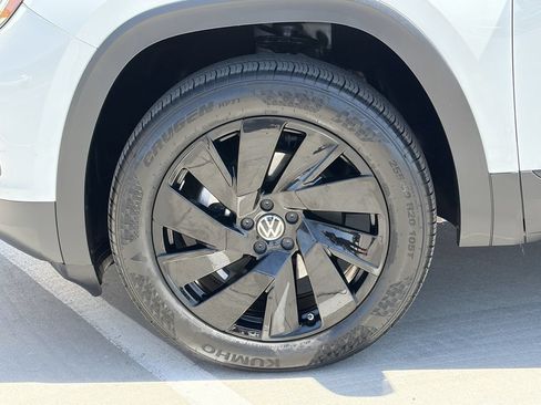 Used 2025 Volkswagen Atlas Cross Sport SE FWD image 9