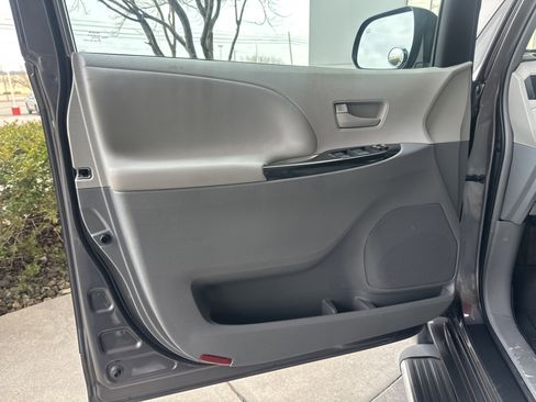Used 2013 Toyota Sienna LE image 12