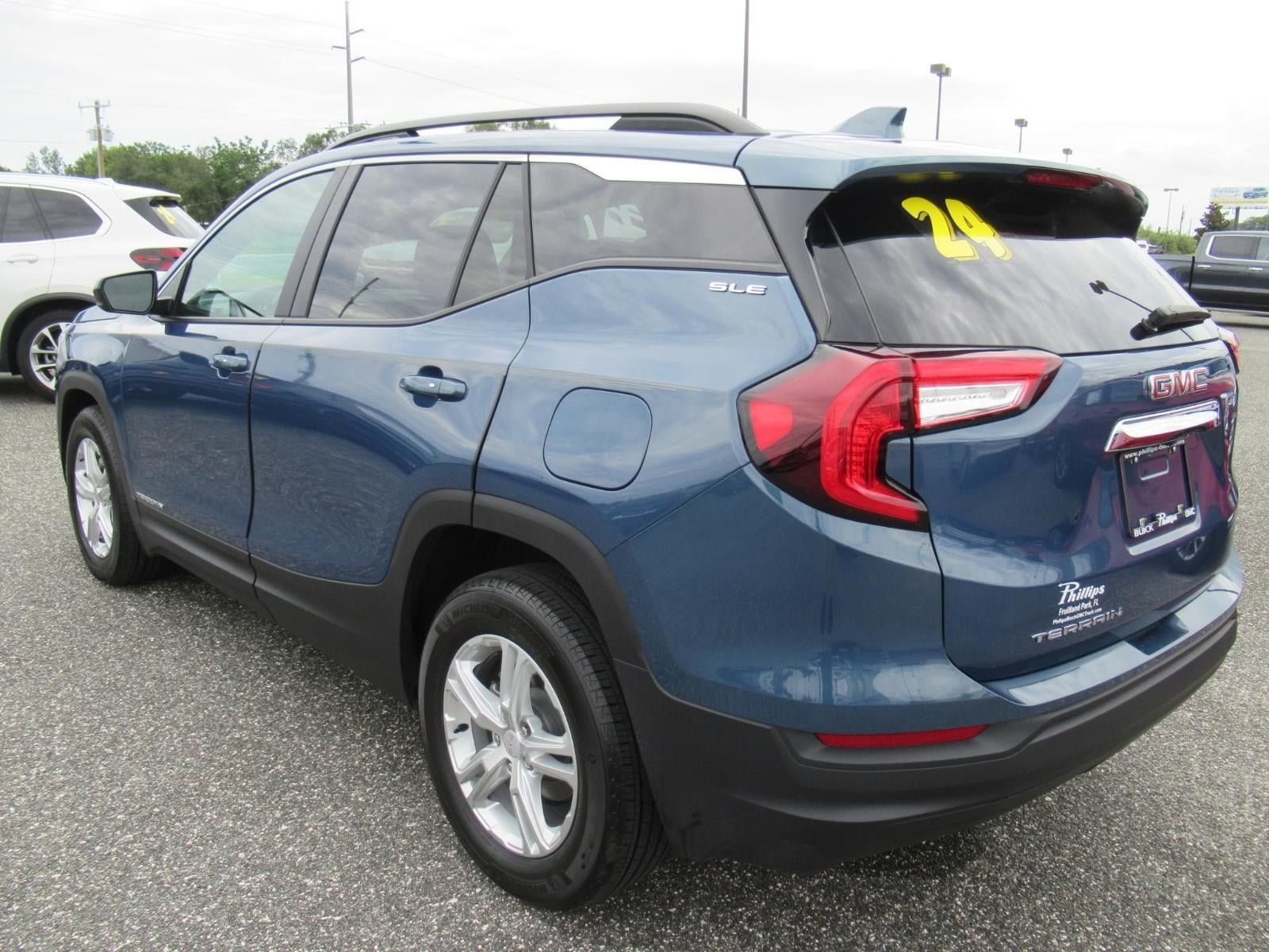 Used 2024 GMC Terrain SLE w/ Driver Convenience Package FWD image 5