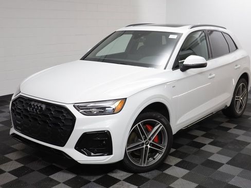 Used 2025 Audi Q5 e Premium Plus w/ Premium Plus Package image 2