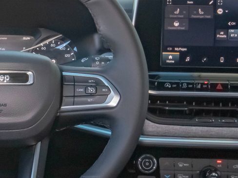 Used 2025 Jeep Compass Latitude image 16