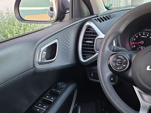 Used 2022 Kia Soul LX image 22