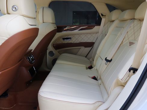 Used 2021 Bentley Bentayga AWD/4WD image 17