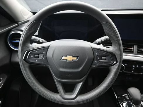Used 2025 Chevrolet Trax LT FWD image 15
