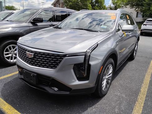 Used 2024 Cadillac XT4 Premium Luxury AWD/4WD image 2
