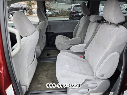 Used 2018 Toyota Sienna LE image 11