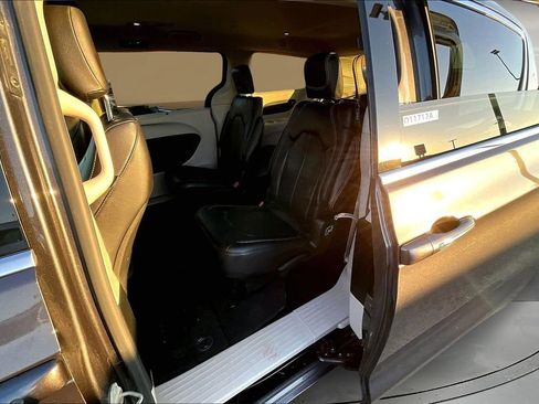 Used 2022 Chrysler Pacifica Touring-L image 21