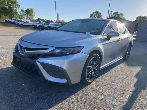 Used 2024 Toyota Camry SE image 3