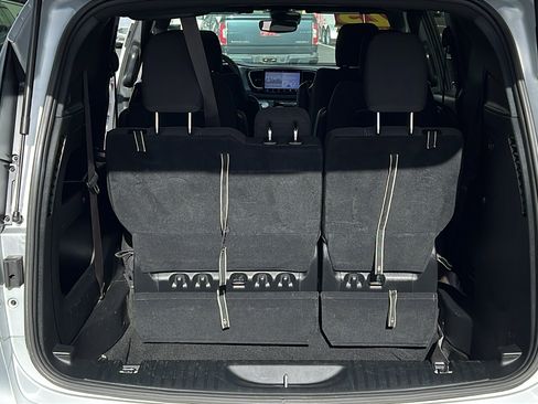 Used 2023 Chrysler Pacifica Touring image 11