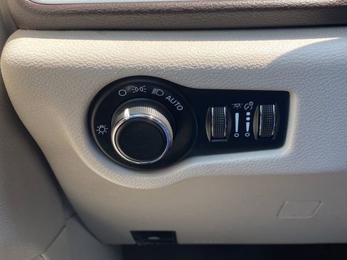 Used 2020 Chrysler Voyager LX FWD image 23