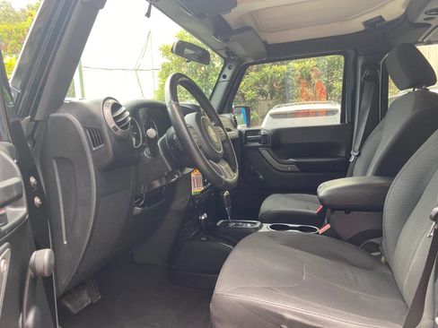 Used 2017 Jeep Wrangler Unlimited Sport w/ Connectivity Group AWD/4WD image 16