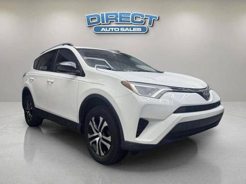 Used 2018 Toyota RAV4 LE FWD image 1
