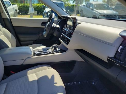 Used 2025 Nissan Pathfinder SV FWD image 33