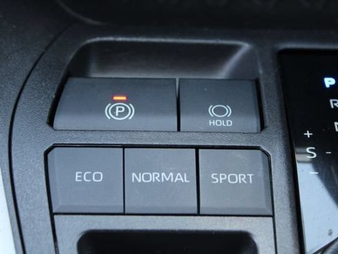 Used 2022 Toyota RAV4 XLE FWD image 35