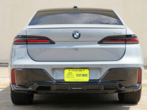 Used 2023 BMW 740i w/ Parking Assistance Package RWD image 11