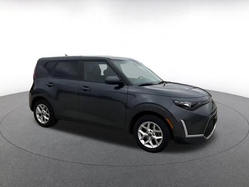 Used 2025 Kia Soul LX w/ LX Technology Package FWD image 2