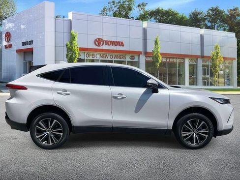 Used 2023 Toyota Venza LE AWD/4WD image 5