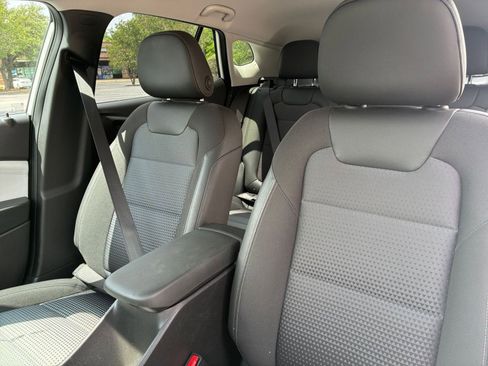 Used 2025 Chevrolet Trax LT FWD image 34