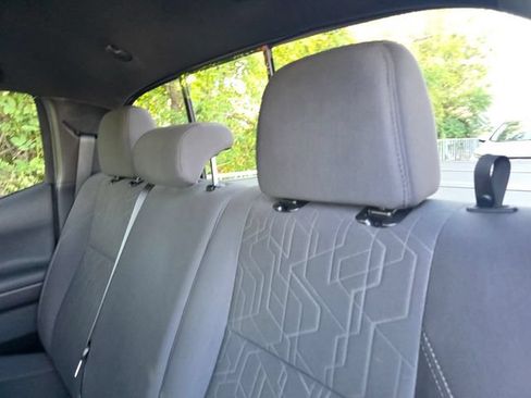 Used 2018 Toyota Tacoma TRD Off-Road w/ Technology Package AWD/4WD image 13