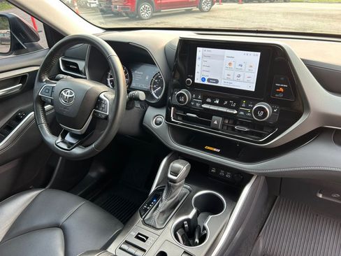Used 2024 Toyota Highlander XLE AWD/4WD image 24