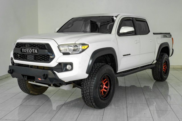 Used 2018 Toyota Tacoma TRD Off-Road w/ Technology Package AWD/4WD image 4