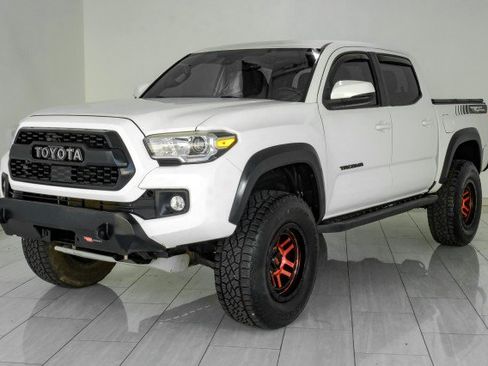 Used 2018 Toyota Tacoma TRD Off-Road w/ Technology Package AWD/4WD image 4