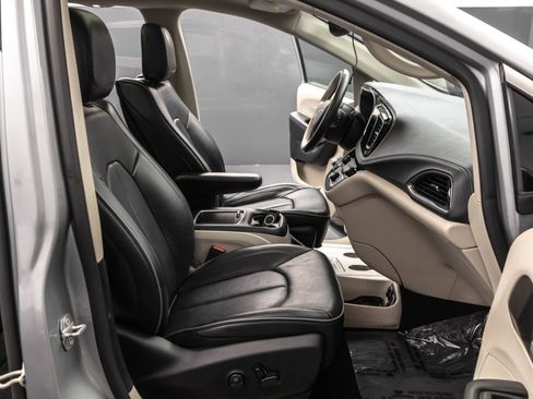 Used 2020 Chrysler Pacifica Limited w/ Advanced Safetytec Group FWD image 40