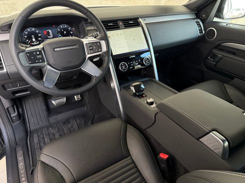 Used 2024 Land Rover Discovery Dynamic SE image 2