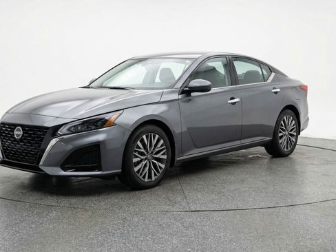 Used 2025 Nissan Altima 2.5 SV image 3