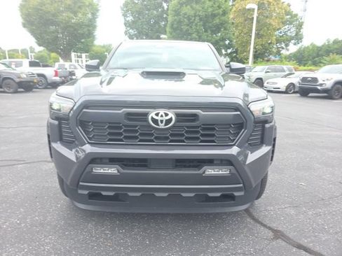 Used 2025 Toyota Tacoma TRD Sport AWD/4WD image 2