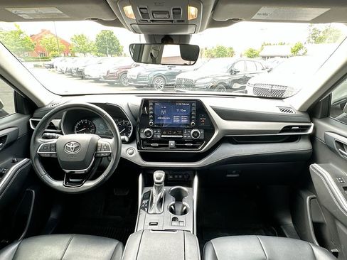 Used 2021 Toyota Highlander XLE FWD image 3