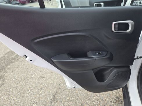 Used 2024 Hyundai Venue SE FWD image 22
