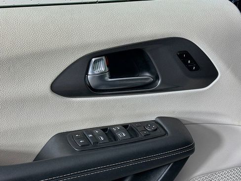 Certified 2024 Chrysler Pacifica Touring-L image 26