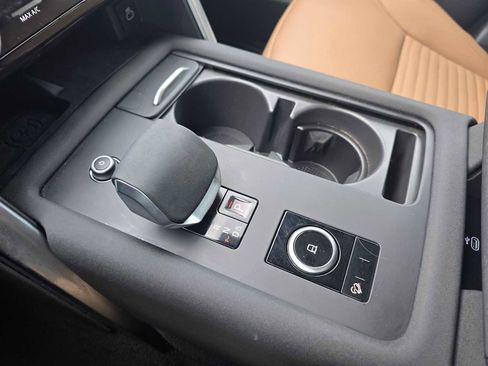 Certified 2025 Land Rover Discovery Dynamic SE image 30