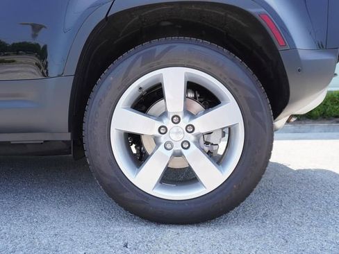 New 2024 Land Rover Defender 110 S image 6