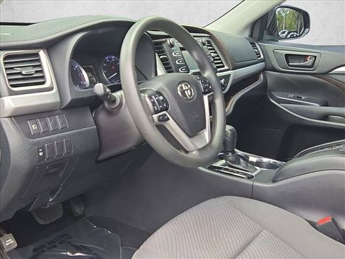 Used 2019 Toyota Highlander LE FWD image 10