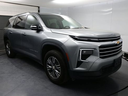 Used 2025 Chevrolet Traverse LT AWD/4WD image 2