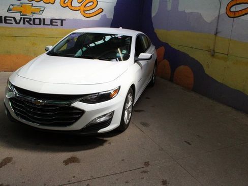 Used 2022 Chevrolet Malibu LT image 2