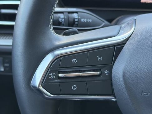 Used 2026 Chevrolet Traverse LT FWD image 23