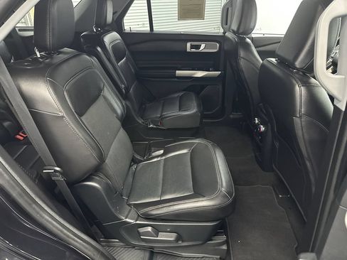 Used 2021 Ford Explorer Limited w/ Equipment Group 301A AWD/4WD image 17