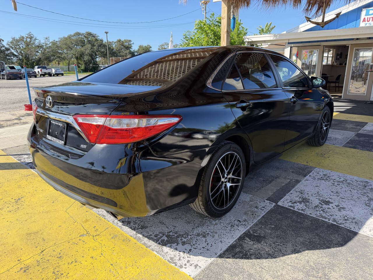 Used 2015 Toyota Camry SE FWD image 5
